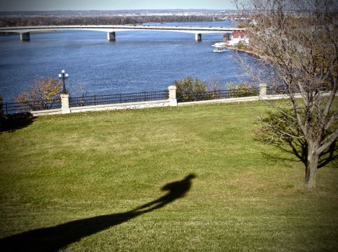 La Rivière Ottawa et l'ombre du grand Champlain...
